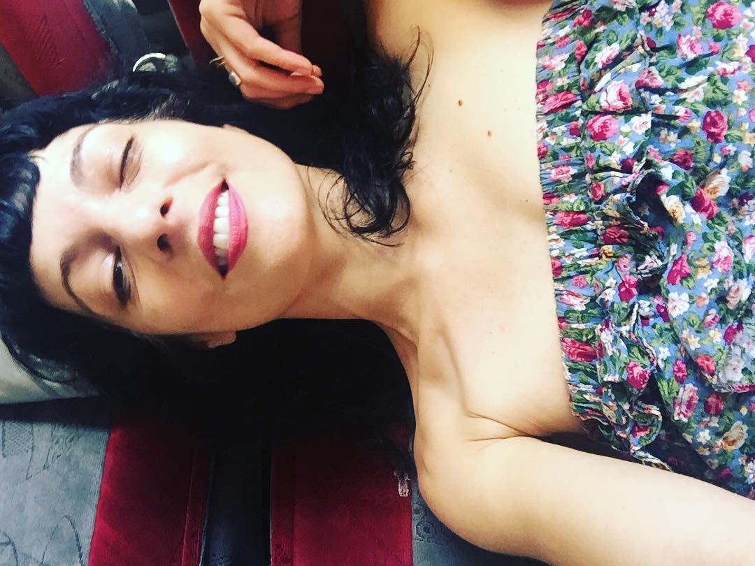 Roser Amills tumbada