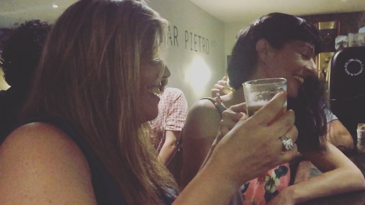 Brindis que alegran la tarde, viva el Bar Pietro y su gente.Vídeo de #victorfresneda y protagonista Alejandra Navarro Ribas