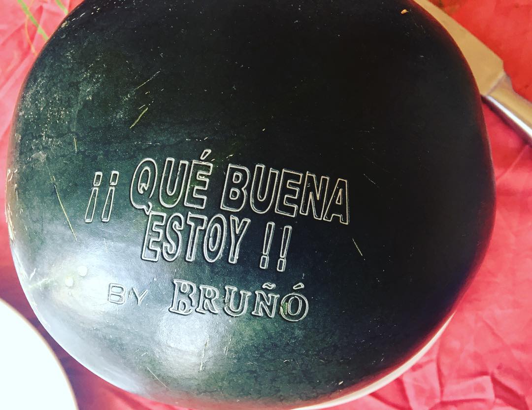 Esta sandía nos ha caído simpática.#sorpresasenelmercado Mercat de l'Abaceria barri de Gràcia