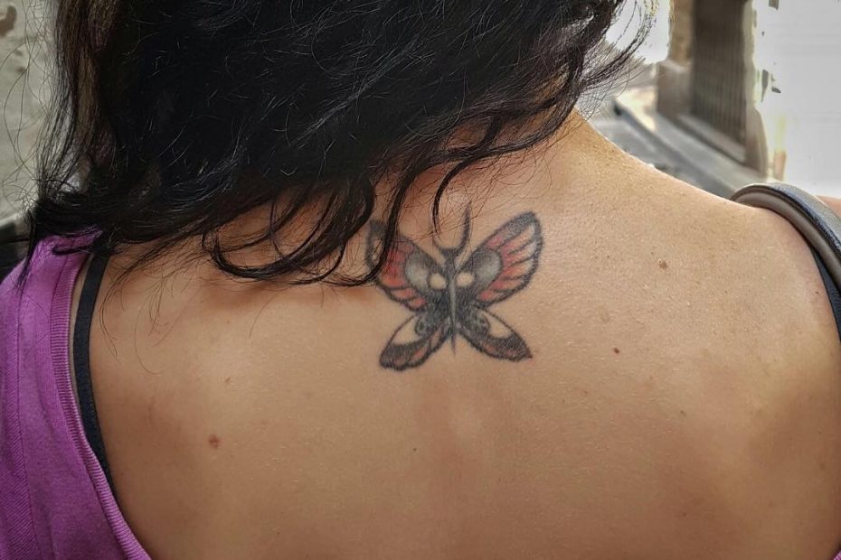 Tatuaje de Roser Amills, una mariposa, el tatuador fue darren Brass