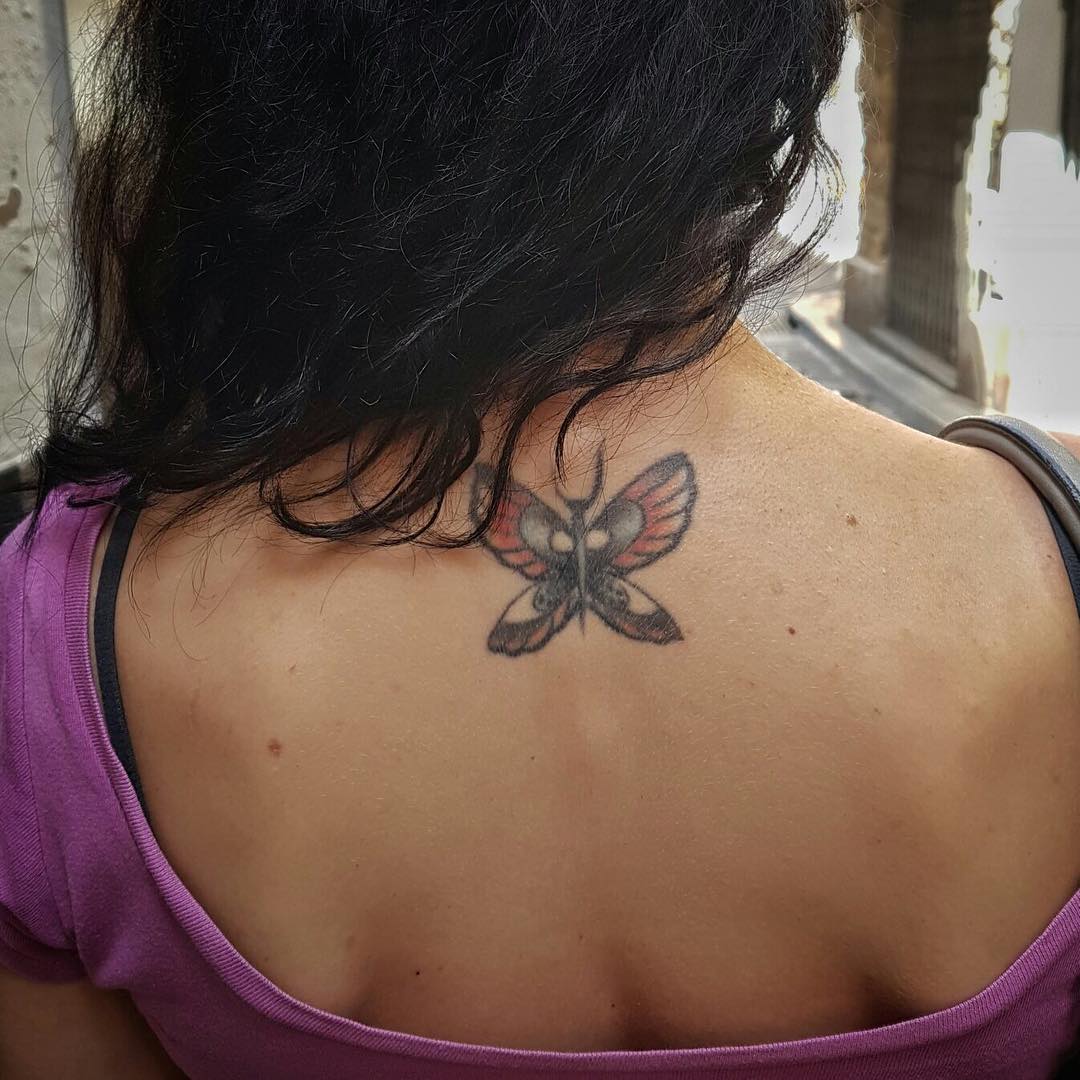 Tatuaje de Roser Amills, una mariposa, el tatuador fue darren Brass