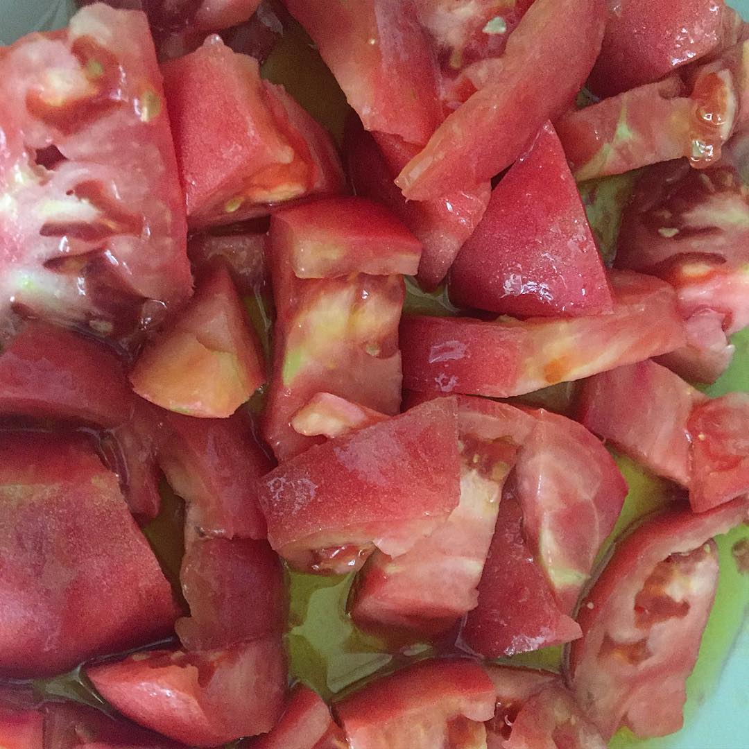 Tomate rojo, aceite verde y nada nada nada més  