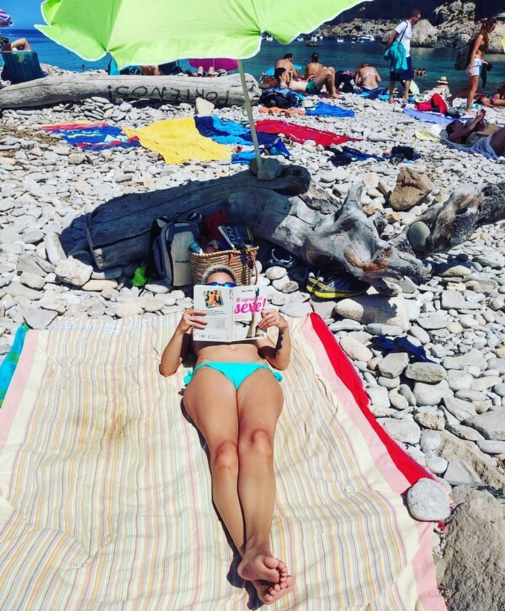 Diu @ainaferrerorocher: Grans lectures d'estiu, de sa mà de @roseramills 🏊☀😎📖 #magradaelsexe #igers #igersbalears #igersmallorca #illesbalears #ilovemallorca #calafiguera #relax #peace #reading #book #beach #girl #inked #sun #holiday #mallorca #feet #peus #people