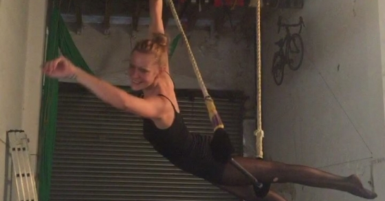 En La Felpa con Eva Clapp y sus acrobacias aéreas en el #trapecio - Roser Amills, escritora mallorquina