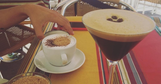 Hoy he descubierto el #cofeeshakerato del Tiramisú. Qué bonita copa, verdad? - Roser Amills, escritora mallorquina