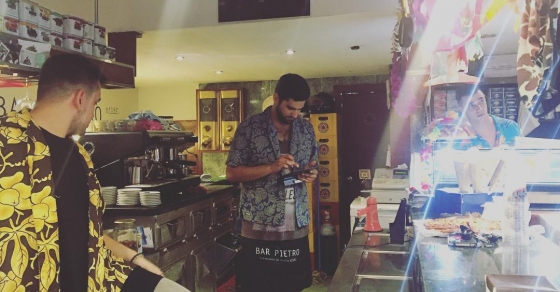 Os presento a Pol, Guille y Arnau, los tres fantásticos del @bar_pietro ;)) - Roser Amills, escritora mallorquina