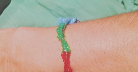 Mirad qué maravillosa #pulsera me ha hecho mi hijo! - Roser Amills, escritora mallorquina