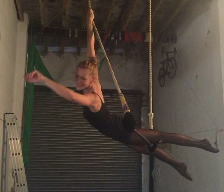 En La Felpa con Eva Clapp y sus acrobacias aereas