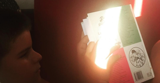 Juan, el hijo pequeño de Roser Amills, lee El club de los cinco