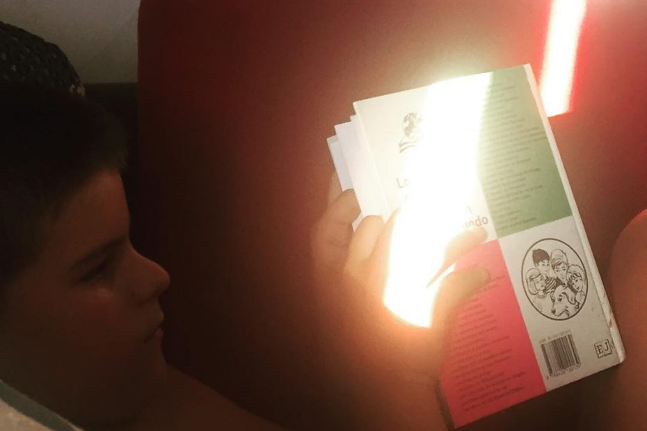 Juan, el hijo pequeño de Roser Amills, lee El club de los cinco