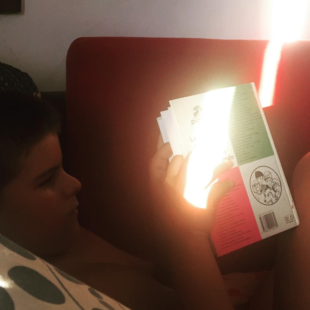 Juan, el hijo pequeño de Roser Amills, lee El club de los cinco