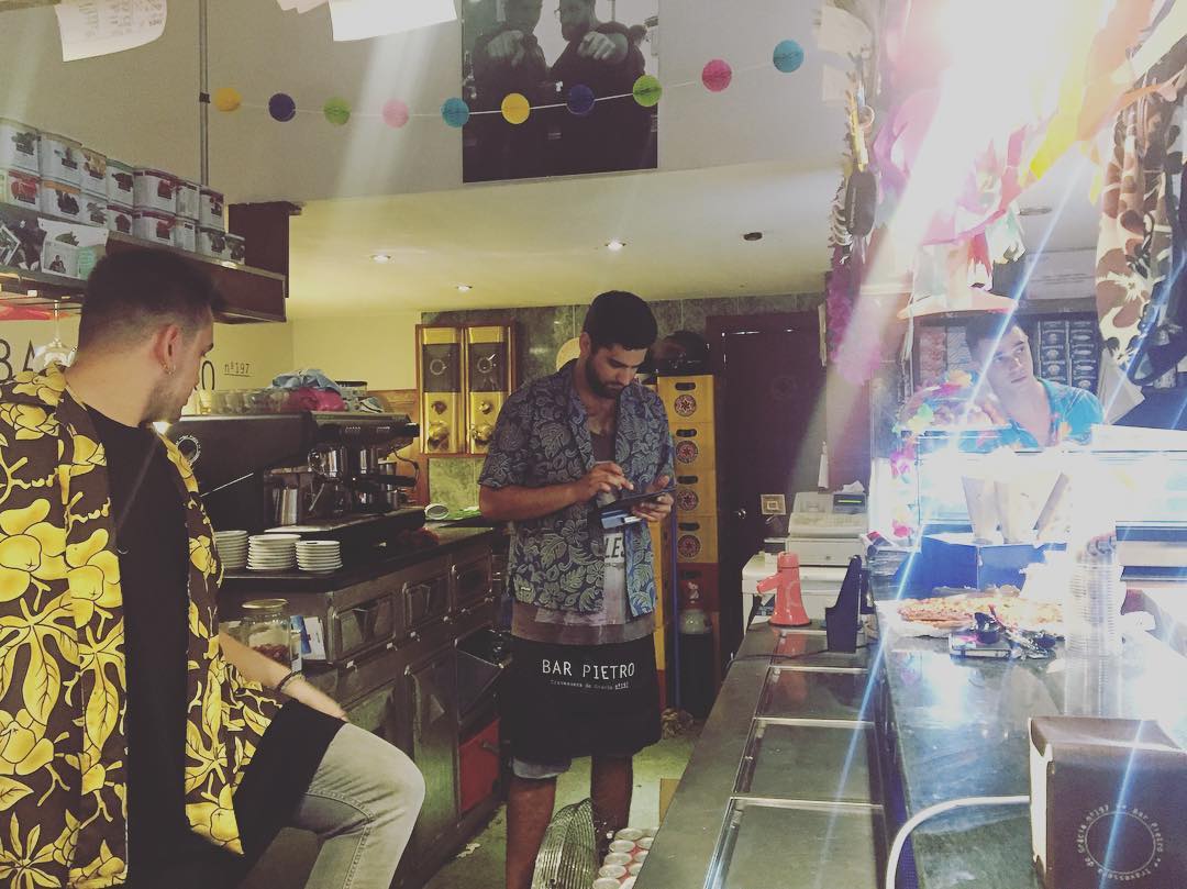 Pol, guille y Arnau del Bar Pietro del barri de gràcia de Barcelona