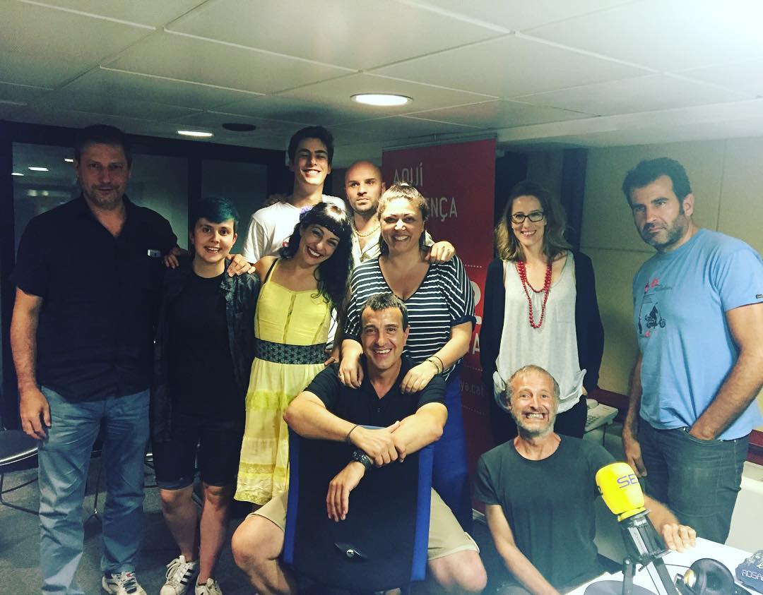 Equip i alegria a La Nit 31416   #reptehamburguesa #bollocksbar #burguerchallenge #burguer La SER #onfire #sercat #comunicacion #roseramills #31416lanitquenosacaba #radio #pichstich #risas #humor #tonimarin #pictoftheday #working #news #happyday #friends #moment #lanit131416