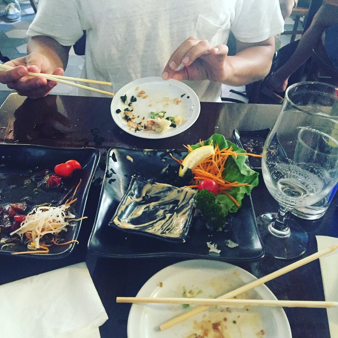 Hemos comido tan bien que se nos ha olvidado hacer la #fotomona para instagram.con @albusquets power (foto dedicada a Laura )