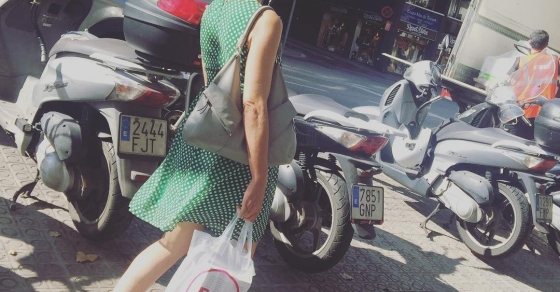 Roser Amills con libros de cabala de Mario Saban