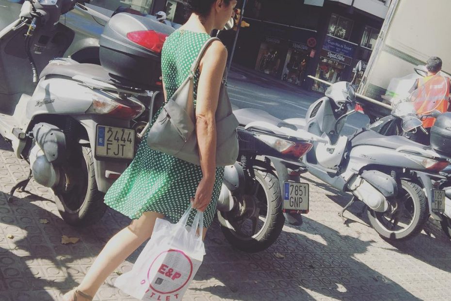 Roser Amills con libros de cabala de Mario Saban