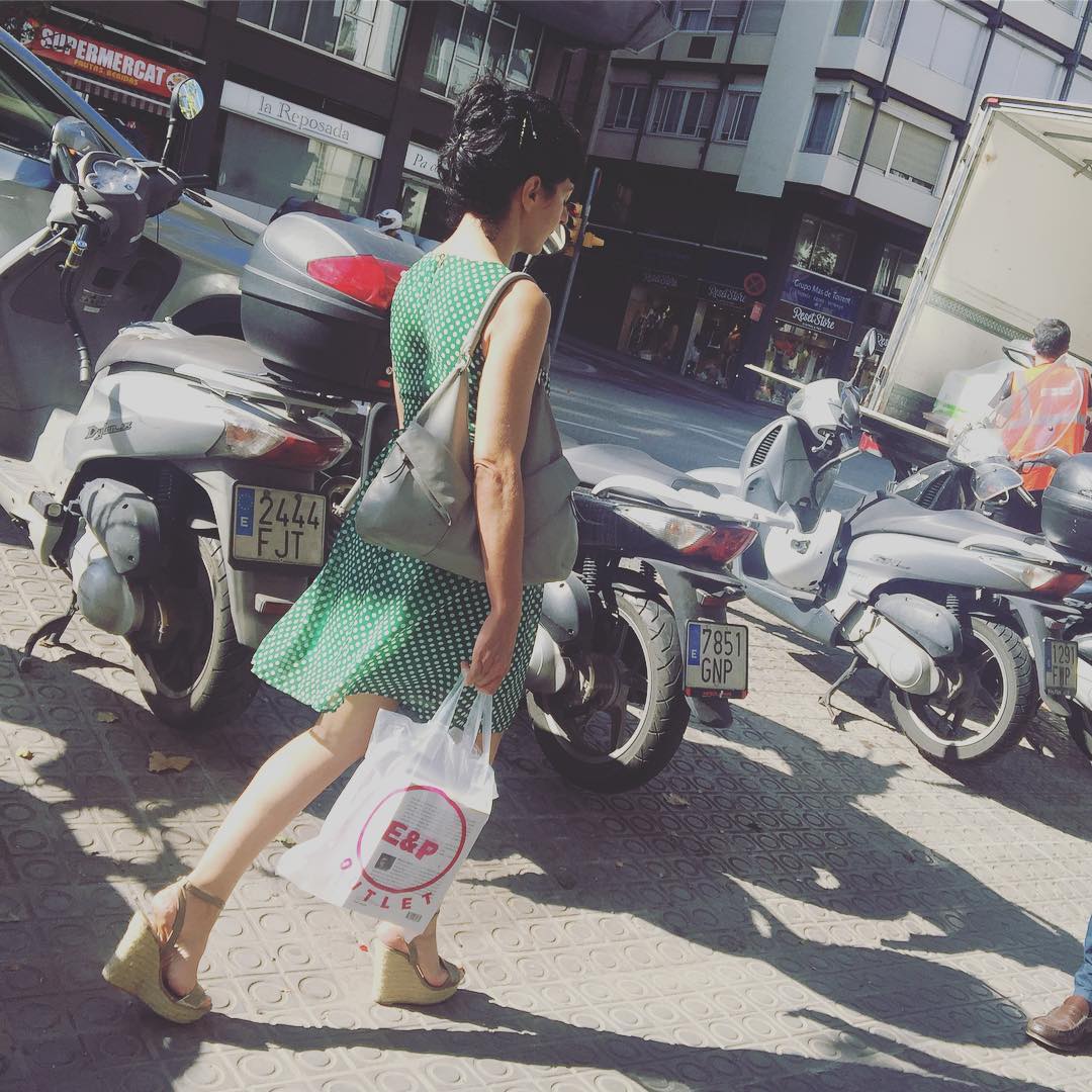 Roser Amills con libros de cábala de Mario Saban