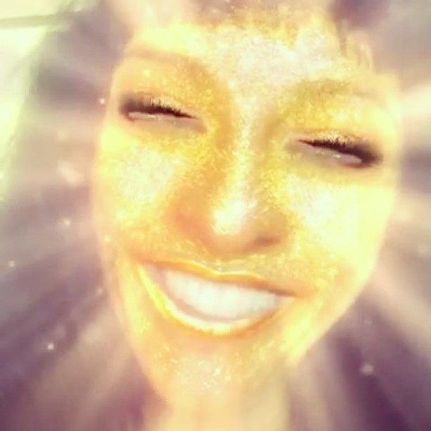 Roser Amills pintada de dorado