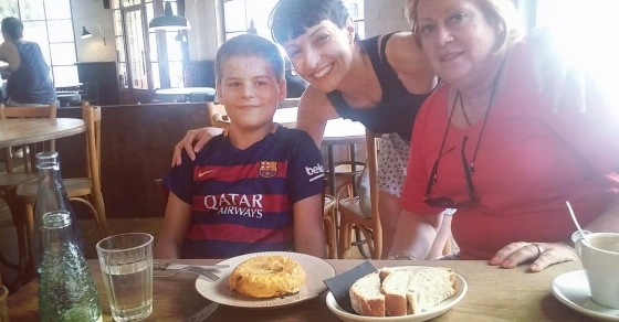 Roser Amills y su hijo juan en Roses