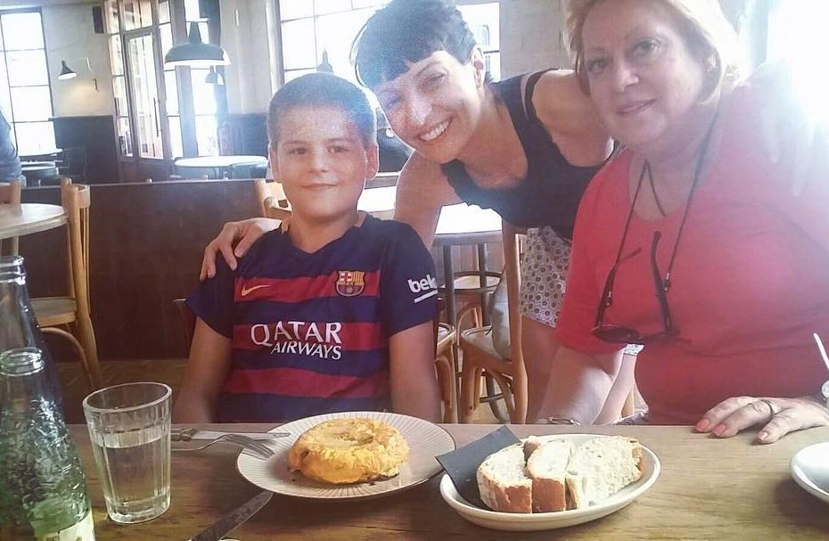 Roser Amills y su hijo juan en Roses