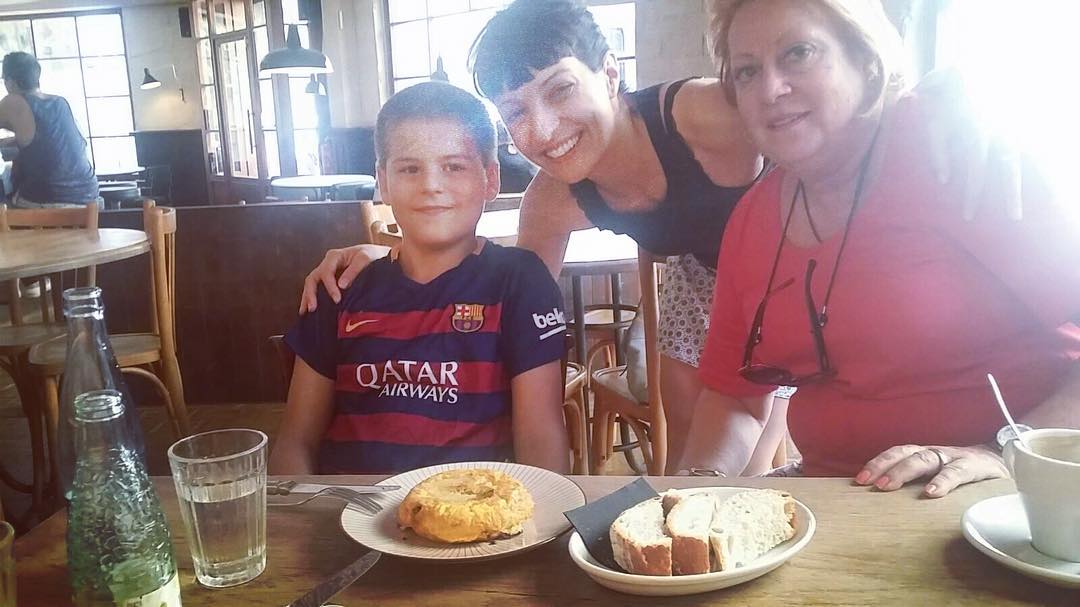 Roser Amills y su hijo juan en Roses