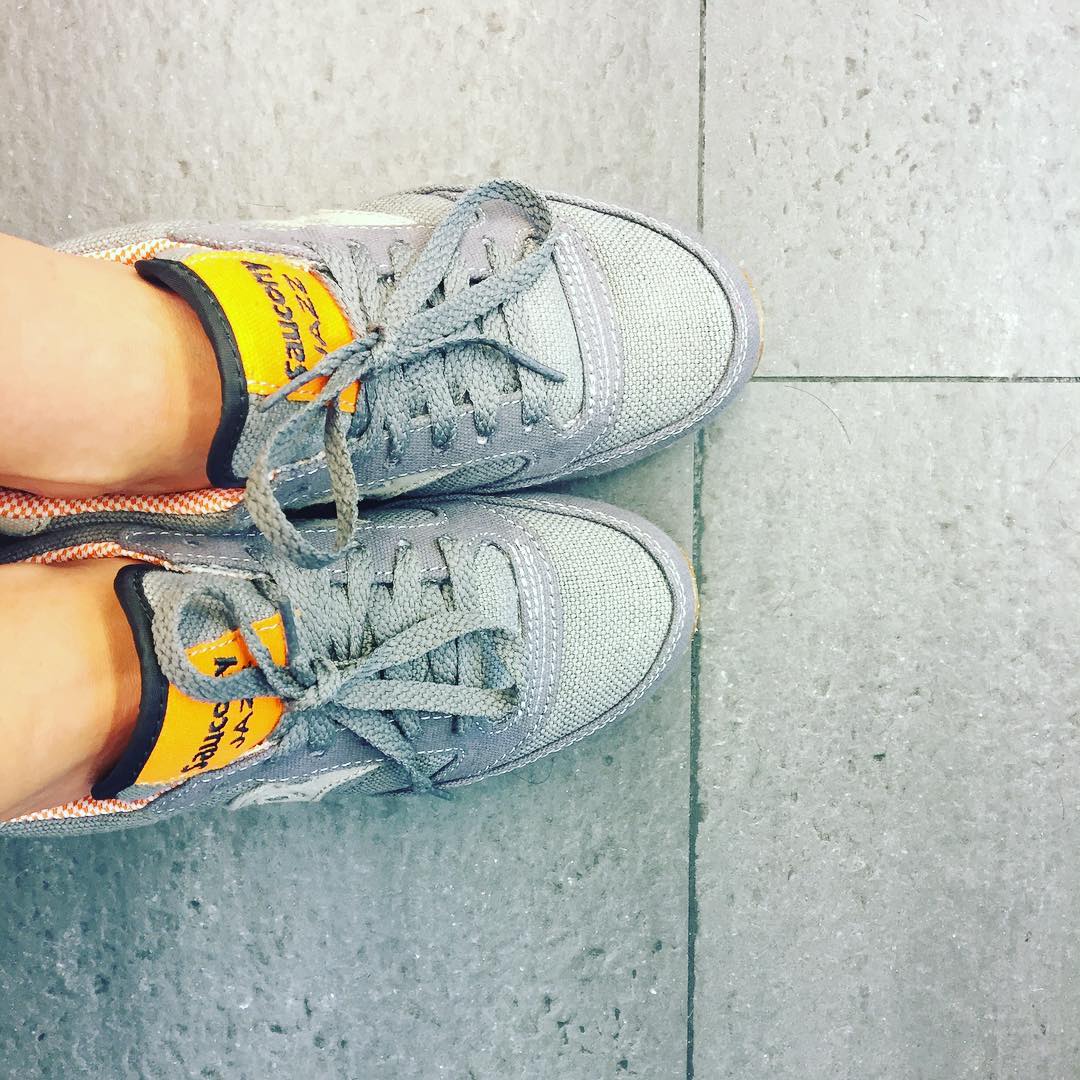 Feliz con zapatos nuevos."Para quedarte donde estás tienes que correr lo más rápido que puedas" L. Carrol