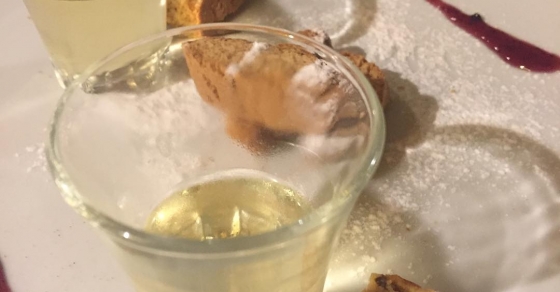 Cantucci e zibibbo para cerrar una cena deliciosa: os recomiendo visitar la Osteria Angolo Masuccio de #Salerno - Roser Amills, escritora mallorquina