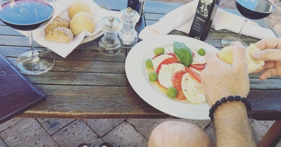 Un almuerzo ligero en un jardín espectacular ;)) #Ravello #costieraamalfitana - Roser Amills, escritora mallorquina