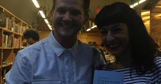 Ara, a @lacalders en @sebastiaportell mos presenta #eldiaquevamorirdavidbowie ;)) - Roser Amills, escritora mallorquina