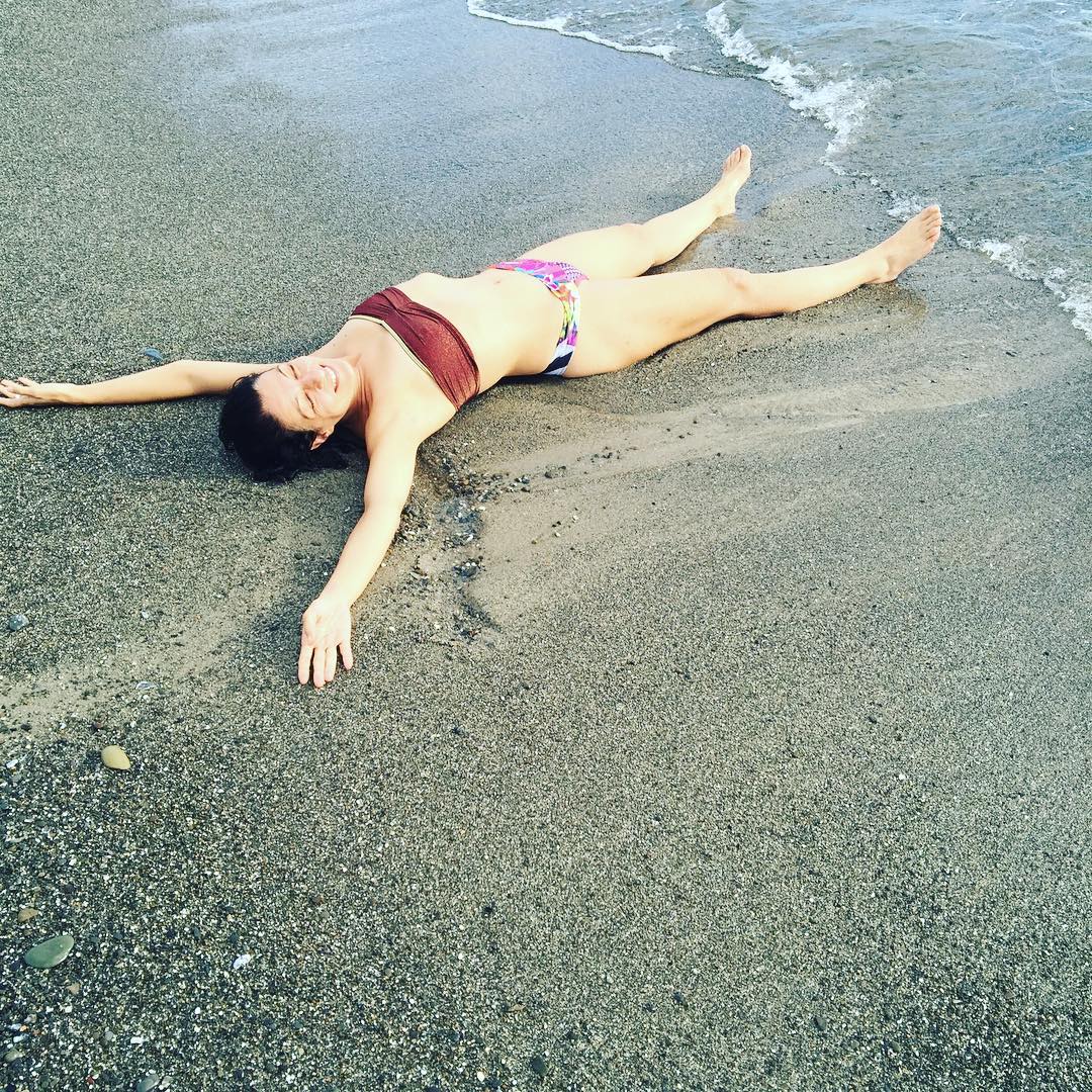 roser Amills en la playa