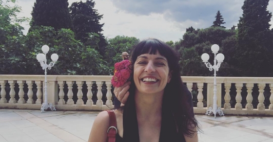 Roser Amills, retrato con flor en el pelo, converses de Formentor