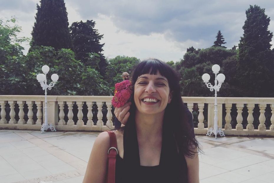 Roser Amills, retrato con flor en el pelo, converses de Formentor