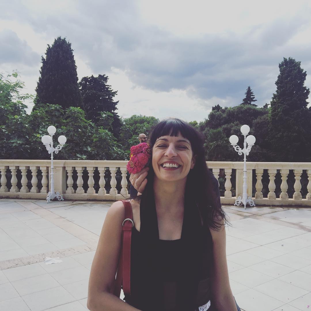 Roser Amills, retrato con flor en el pelo, converses de Formentor