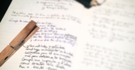 Os presento "la pinza de escribir", lleva meses conmigo #novela2017 #megustaescribir #megustastú :)) - Roser Amills, escritora mallorquina