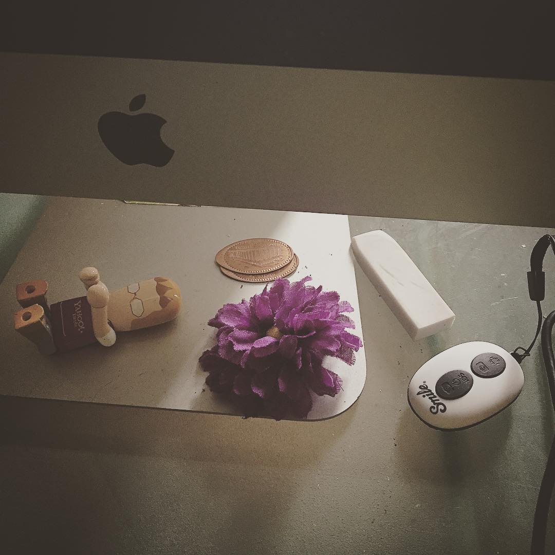Qué tienes en tu escritorio? Yo tengo flores y sonrisas ;))