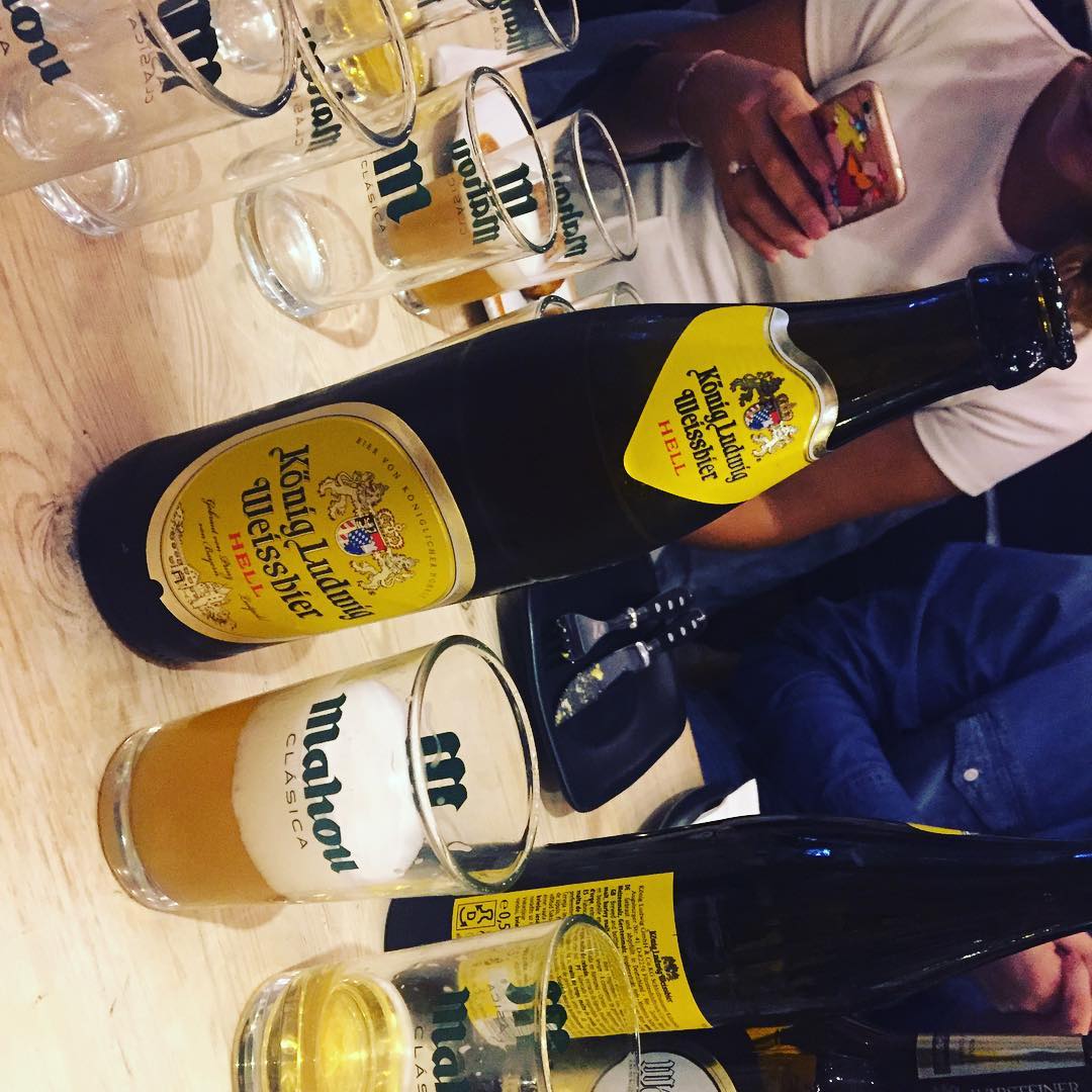Esta cerveza tiene sabor a #platanomaduro y #clavo nos dicen en #mercatprincesaoktoberfest2016 y sí, confirmo #konigludwigweissbier