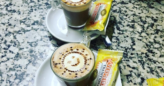 Mirad qué cafetitos tan monos nos acaban de poner ;)) - Roser Amills, escritora mallorquina