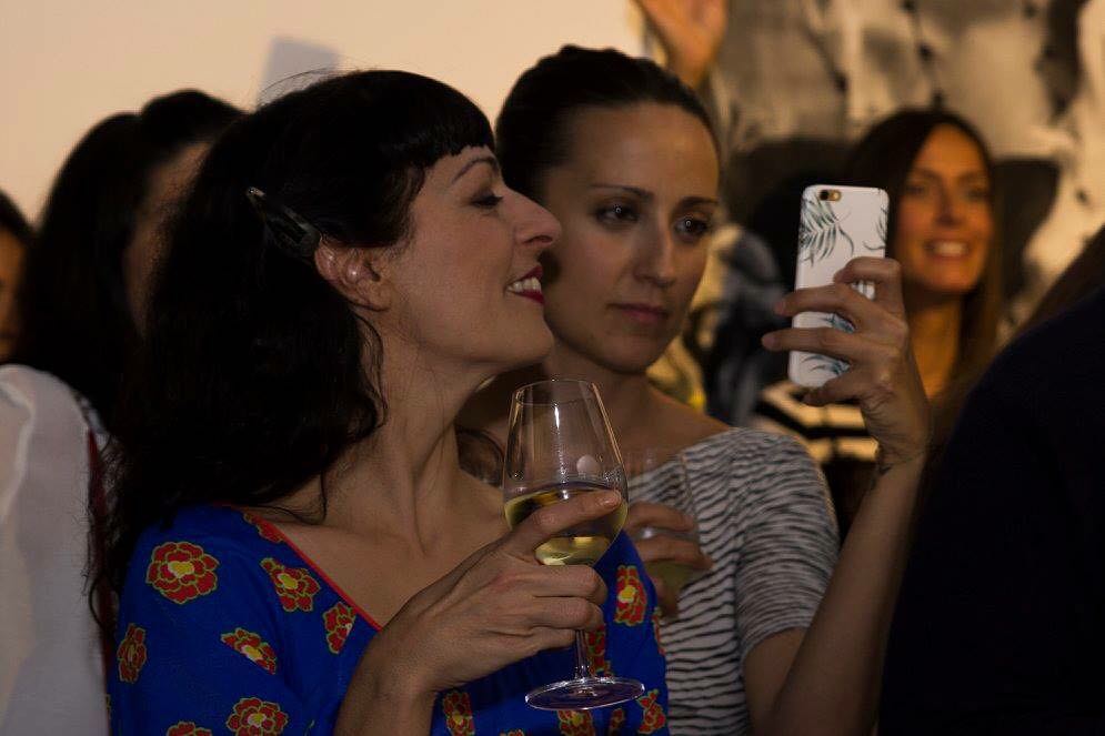 Así de felices vivimos nuestro #momentoafortunado Marta Parra y yo en #vinoafortunadoconelarte de @vinoafortunado ;)) y música de @mychelcastro @wynwoodpoint amb la presentació de les il·lustracions dels alumnes d'@ElisavaBCN! #afortunado #vi #verdejo #wine #vino #rueda #viñedossingulares #wynwoodpoint #barcelona #igersbcn #tourhivern