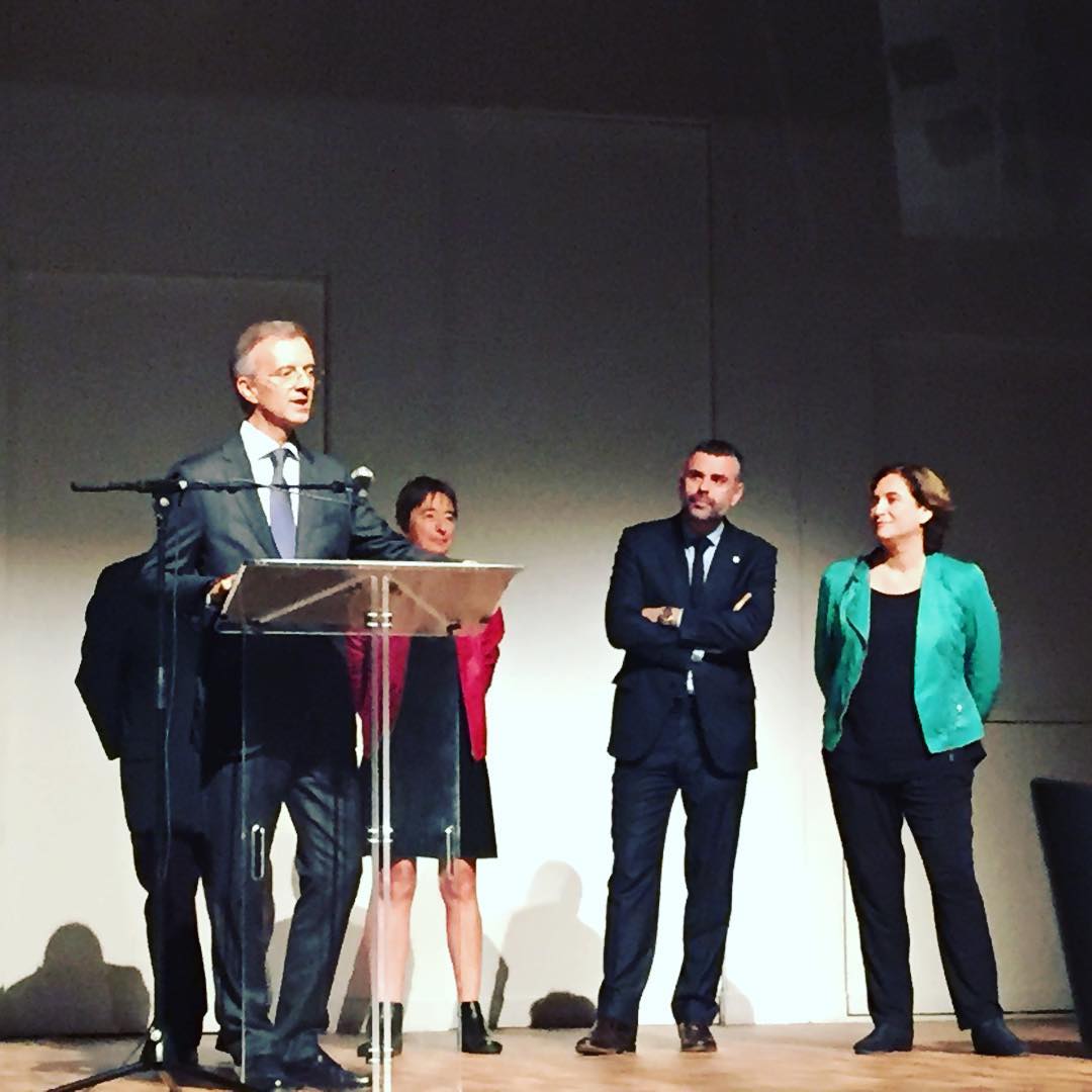 L'Ada Colau i el Santi Vila amb #bernardpivot al @Teatre_Romea festa d'aniversari de la Llibreria Jaimes.#clubdelectura #llibres #libro #books #bookshop #libreria #llibreria #bestseller #leermola #leeressexy #lecturas #booklover #bookstagram #cultura #regalalibros #regalallibres #mallorcainspira