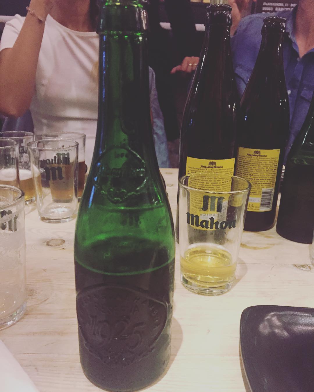 Primicia: estamos probando #cervezasalhambra Mahou Avisados estáis gracias al #mercatprincesaoktoberfest2016 y había una cosita sobre el #rojo que no puedo contar ;((