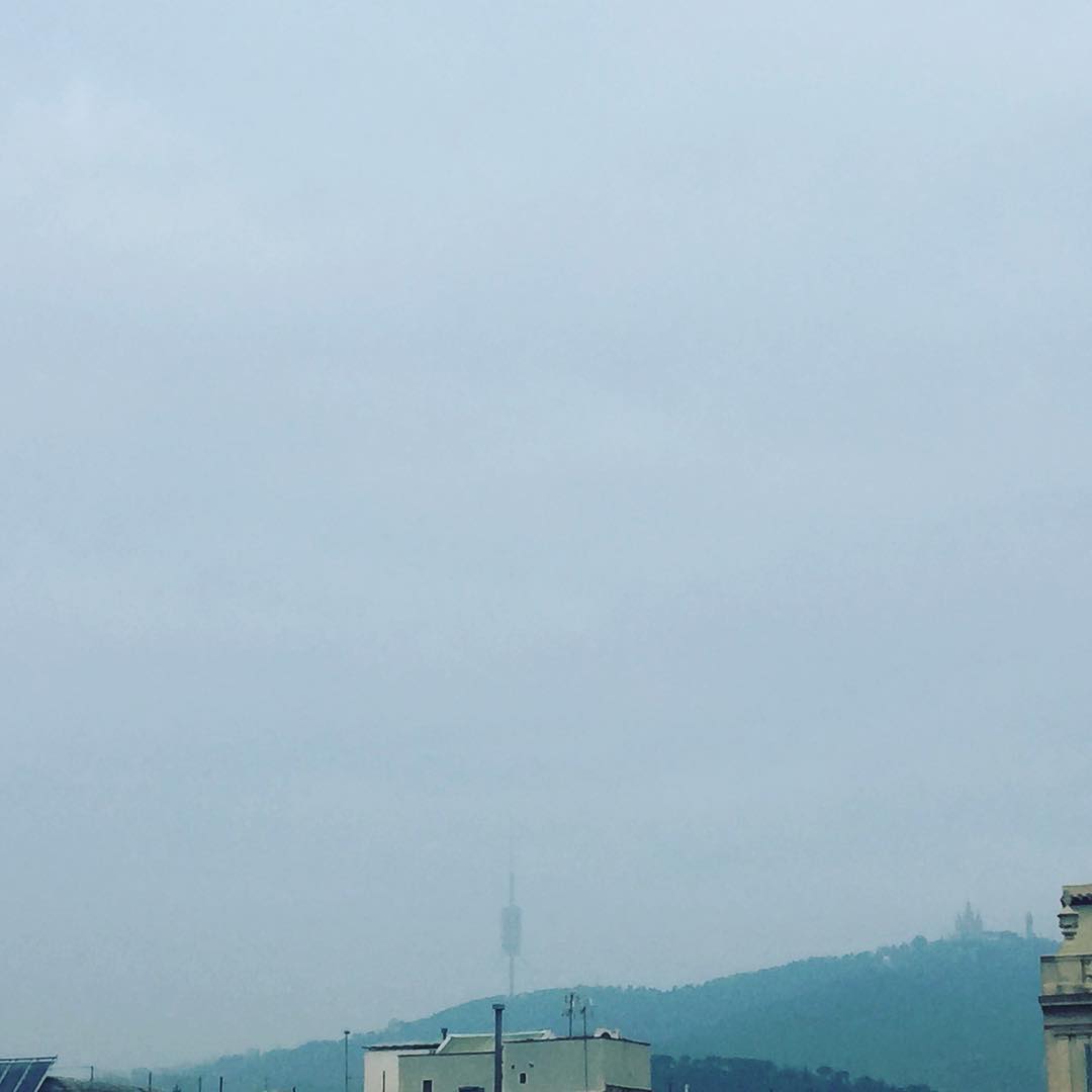 "¡No vayan ahí fuera! ¡Hay algo en la niebla!" The Mist, Stephen King.#amillsmorning Bon dia #buenosdias #goodmorning #morning #day Barcelona barri de Gràcia #daytime #sunrise #morn #awake #wakeup #wake #wakingup #ready #sleepy #sluggish #snooze #instagood #earlybird #algaida #photooftheday #gettingready #goingout #sunshine #instamorning #early #fresh #refreshed