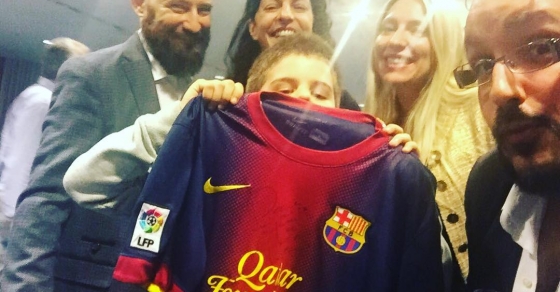 juan, el hijo pequeño de roser amills, lleva a firmar su camiseta del barça a julio alberto