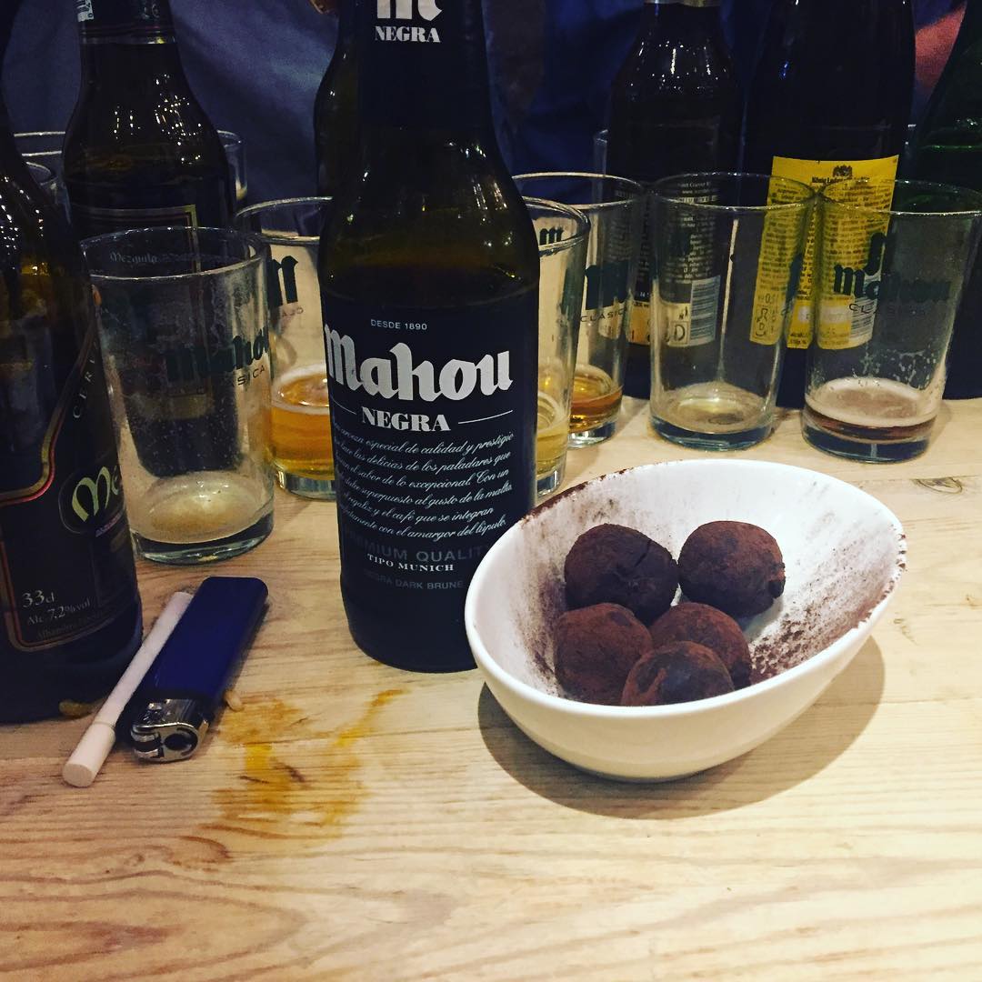 Os invito a probar la Mahou #maohunegra con trufas, impresiona.#mercatprincesaoktoberfest2016