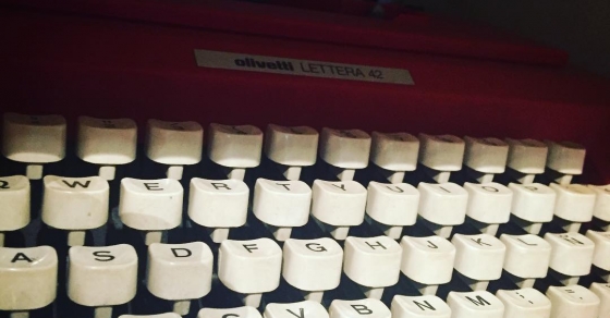 Jaime Gil de Biedma: Imagínate que ahora tú y yo... 2 maquina de escribir