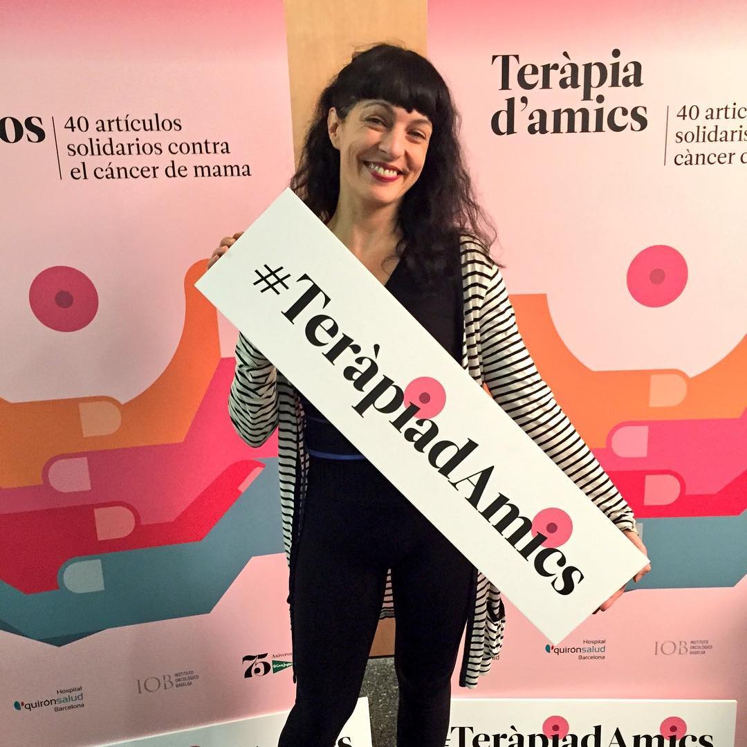 Presentamos Teràpia d’Amics contra el cáncer de mama y podéis venir. Presentem Teràpia d’Amics. De cada ejemplar, 10 euros se destinan íntegramente a la investigación del cáncer de mama, con el apoyo de Quirónsalud y El Corte Inglés.