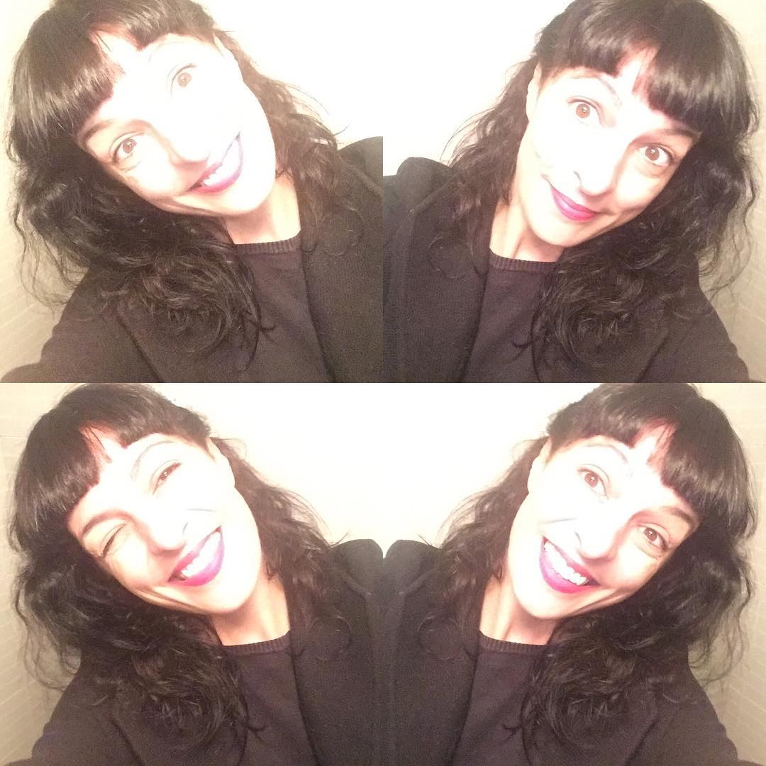 Amb els ulls tancats / em gaudeixo. / Amb els ulls oberts m'aprecies / qualsevol dels orificis. // Per això és que parpallejo. / Per tenir-ho tot.