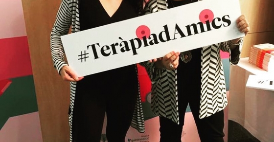 Roser Amills I Margarida Mas Sarda Terapia D Amics Contra El Cancer De Mama Quironsalud Y El Corte Ingles