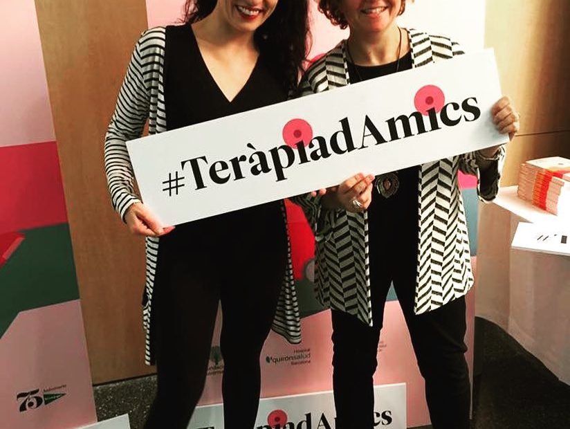 Roser Amills I Margarida Mas Sarda Terapia D Amics Contra El Cancer De Mama Quironsalud Y El Corte Ingles