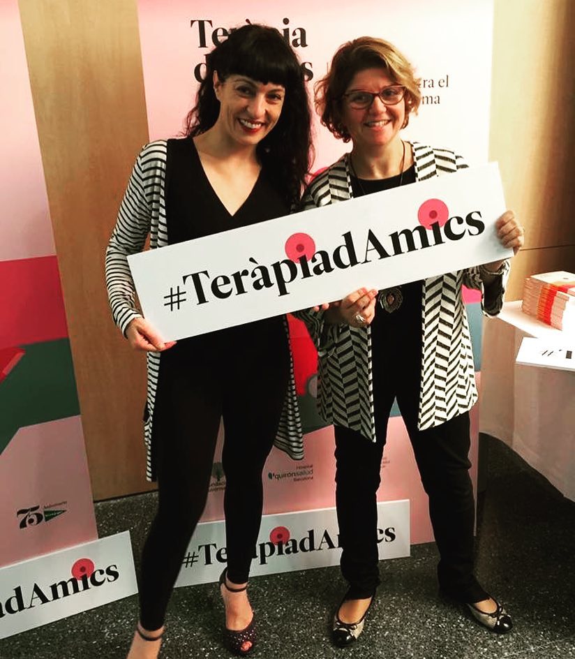 Roser Amills y Margarida Mas Sardà con un cartel de #TeràpiadAmics