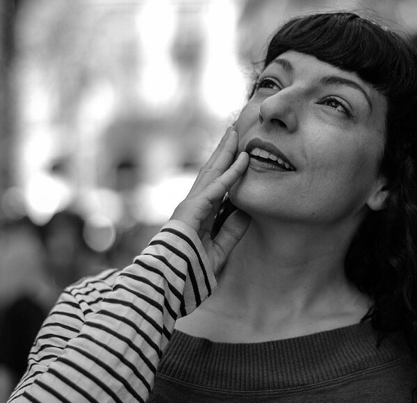 Repost de Retrats BCN Cesc Sales : Roser / Retrat #85 "De ben petita ja voltava per casa tot dient molt seriosa que seria escriptora, i tots reien, sortides de nena somiadora. Quan vaig fer dotze anys, el meu oncle em va regalar una màquina d’escriure i una de les millors novel·les de la literatura universal, de Gabriel García Márquez. Endevineu quina? “A veure si algun dia escrius un llibre com aquest”, va dir per fer-me por. Això és el que vaig pensar llavors, ara sé que ho digué per fer-me costat. Era una nena tímida i solitària que passava nits i dies llegint, i ben poc li agradava a ma mare, que em castigava sense llibres perque «em cremaria la vista», sobretot quan llegia d’amagat sota els llençols amb la llanterneta de les excursions. Sempre era a la biblioteca del poble i anava llogant-hi els llibres per ordre: quan n’acabava un, el del costat. I en vaig llegir tantes, de novel·les, que en vaig voler viure una, escapant-me de casa l’any 1992, amb disset anys, a Barcelona a estudiar, que per a una mallorquina de poble era com marxar a París. Ara ja s’ha arreglat, però aleshores la relació amb els pares consistia en què tot allò que volia fer els semblava una bajanada, i no volien signar els papers de la beca, de fet em van dir que trucarien la policia si marxava. Han passat més de vint anys d’allò i pensava que costaria fer memòria, però ha estat arribar a la Plaça Reial amb en Cesc i he tornat a sentir-me aquella de 17 anyets que va falsificar la signatura dels pares per matricular-se a la universitat i va passar els primers dos mesos amagada a l’alberg Kabul de la Plaça Reial, que es va tenyir els cabells de vermell, que va passar de dir-se Rosari a dir-se Roser perquè així seria més difícil trobar-me, pensava jo, i si veia un policia canviava de vorera. Fins que vaig poder deixar de viure aventures i les vaig començar a escriure: l’any 1997 vaig guanyar el primer premi, es va publicar el llibre i vaig saber que ho havia aconseguit. Els pares varen rebre el primer exemplar amb un somriure, i si, jo tenia raó i la mare també. La miopia que arrossego és descomunal."